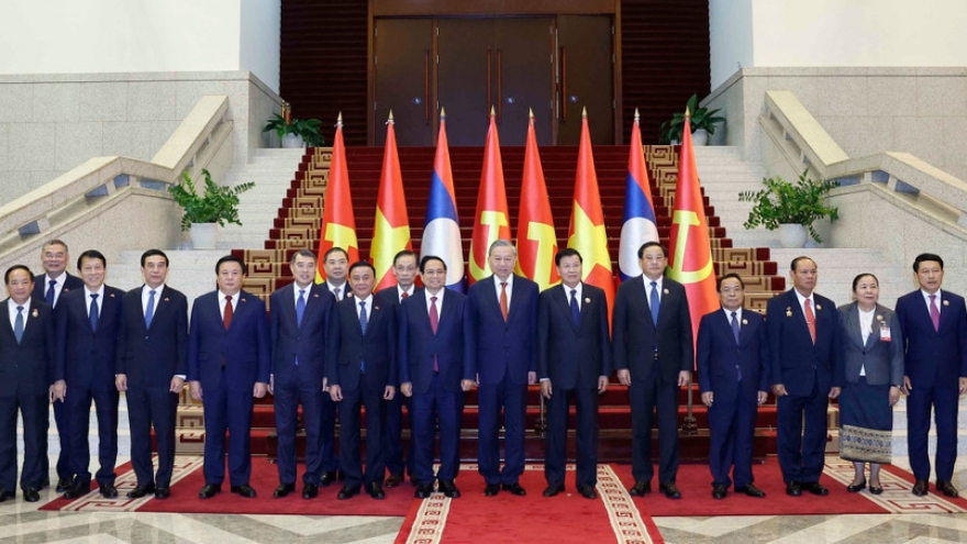 Vietnam, Laos issue joint statement on occasion of Party chief's Laos visit